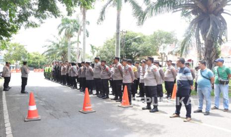 Polres Indramayu melaksanakan pengamanan rapat pleno rekapitulasi hasil perhitungan perolehan suara tingkat Kabupaten Indramayu pada Pemilu Tahun 2024, di Kantor KPU Kabupaten Indramayu, Ahad (25/2/2024). 