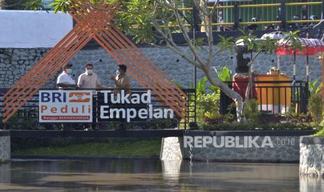 Wakil Direktur Utama BRI Catur Budi Harto (kanan) berbincang dengan tokoh masyarakat di kawasan Sungai Tukad Empelan, Desa Darmasaba, Abiansemal, Badung, Bali, Sabtu (17/10/2020). Bank BRI melalui program Jaga Sungai Jaga Kehidupan telah melakukan perbaikan dan penataan Sungai Tukad Empelan dalam rangka mengembalikan fungsi dan manfaat sungai sebagai penyangga kehidupan alam sekitar dengan mengusung semangat 