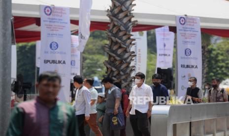 RRF 2023: Masjid Istiqlal Ajak Masyarakat Ikut Serta Wakaf Energi. Foto:  Sejumlah pengunjung berjalan di dekat spanduk acara Republika Ramadhan Festival 2023 di Masjid Istiqlal, Jakarta, Jumat (7/4/2023). Republika Ramadhan Festival 2023 bertajuk Gaya Hidup Halal untuk Kebangkitan Ekonomi dengan pembahasan seputar ekonomi syariah dan gaya hidup halal dengan harapan dapat menggerakan perekonomian melalui ekonomi syariah. Acara tersebut menghadirkan serangkaian kegiatan seperti talkshow, kajian keislaman, bazar, santunan hingga hiburan tersebut berlangsung hingga Sabtu (15/4/2023).