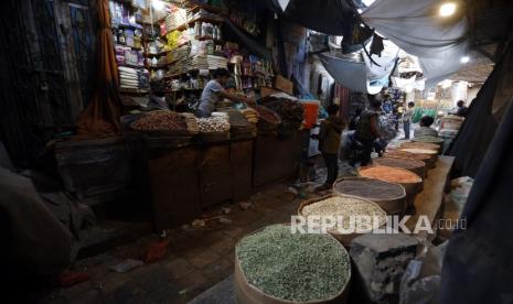 Arab Saudi Teken Perjanjian Proyek Kemanusiaan di Yaman. Pedagang melayani pembeli di pasar di kota tua Sanaa, Yaman.