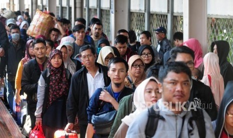 Sejumlah pemudik tiba di Stasiun Pasar Senen, Jakarta, Selasa (19/6).