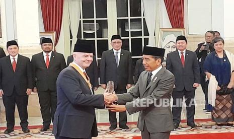 Presiden Joko Widodo (Jokowi) menganugerahkan tanda kehormatan bintang jasa kepada Presiden FIFA Gianni Infantino di Istana Negara, Jakarta pada Jumat (10/11/2023). Presiden Joko Widodo memberikan tanda kehormatan bintang jasa Bintang Budaya Paramadharma kepada Presiden FIFA Gianni Infantino yang sedianya diberikan pada peringatan HUT Kemerdekaan ke-78 RI lalu. 