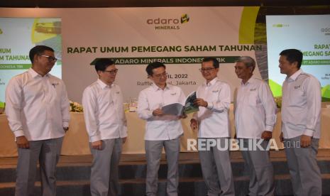 Presiden Direktur PT Adaro Minerals Indonesia Tbk (Adaro Minerals) Christian Ariano Rachmat (ketiga kiri) didampingi jajaran direksi. PT Adaro Minerals Indonesia Tbk (ADMR) pada 2023 menganggarkan belanja modal atau capital expenditure (capex) sebesar 70 hingga 90 juta dolar AS.