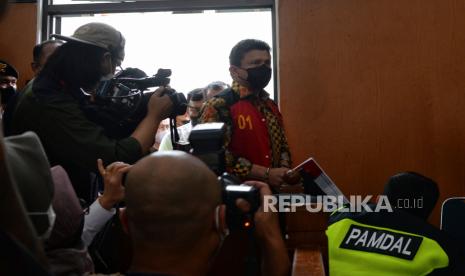 Terdakwa kasus pembunuhan berencana Ferdy Sambo bersiap menjalani sidang perdana di Pengadilan Negeri Jakarta Selatan, Jakarta, Senin (17/10/2022). Ferdy Sambo bersama Istirnya Putri Candrawathi, Kuat Maruf dan Bripka Ricky Rizal menjalani sidang perdana dengan agenda pembacaan surat dakwaan oleh Jaksa Penuntut Umum (JPU). Republika/Thoudy Badai