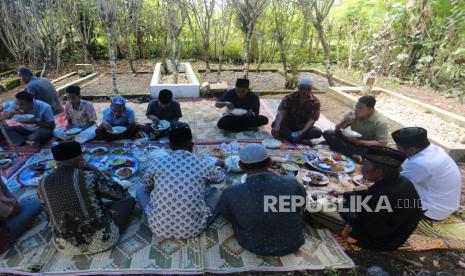 Manusia akan diadzab kelak di alam kubur sesuai dengan kadar amalnya. Ilustrasi alam kubur