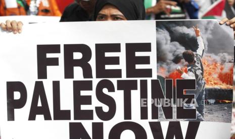 Demonstran pro-Palestina memegang plakat saat melakukan protes menyerukan gencatan senjata permanen di Jalur Gaza, di kedutaan AS di Bangkok, Thailand, (13/1/2024).