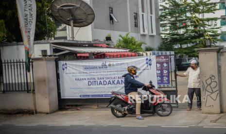 Petugas berjaga di area gerbang keluar masuk kampus Institut Perguruan Tinggi Ilmu Alquran (PTIQ) di kawasan Cilandak, Jakarta Selatan, Senin (5/10). Sekitar 200 mahasiswa PTIQ terkonfirmasi positif Covid-19 hasil dari tracing melalui tes usap hingga saat ini masih dilakukan proses evakuasi sejumlah pasien menuju Wisma Atlet dan Tower Pademangan. Republika/Thoudy Badai