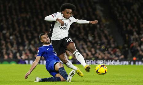 Pemain Fulham  Willian Fulham (kanan) 