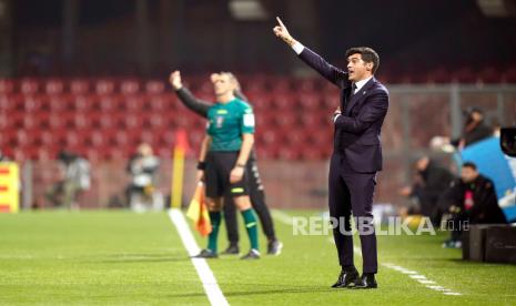  Pelatih kepala Roma Paulo Fonseca (kanan) bereaksi selama pertandingan sepak bola Serie A Italia antara Benevento Calcio dan AS Roma di stadion Ciro Vigorito di Benevento, Italia, 21 Februari 2021.