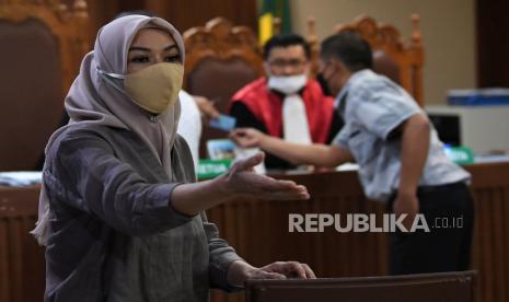 Mantan Bupati Kutai Kartanegara Rita Widyasari bersiap memberikan kesaksian dalam sidang kasus dugaan suap terkait pengurusan atau penanganan sejumlah kasus di KPK dengna terdakwa Stepanus Robin Pattuju di Pengadilan Tipikor, Jakarta, Senin (18/10/2021). Sidang tersebut beragendakan mendengarkan keterangan saksi salah satunya yaitu mantan Bupati Kutai Kartanegara Rita Widyasari yang juga merupakan terpidana suap dan grativikasi. 