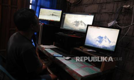 Relawan mengamati aktivitas Gunung Merapi dari Pos Pantau Merapi Balerante di Kemalang, Klaten, Jawa Tengah, Jumat (13/11/2020). Berdasarkan data Balai Penyelidikan dan Pengembangan Teknologi Kebencanaan Geologi (BPPTKG) pada tangga 6 - 12 November 2020, kegempaan Gunung Merapi tercatat 244 gempa vulkanik dangkal, 2.189 gempa fase banyak, sembilan gempa low frekuensi, 385 gempa guguran, 403 gempa hembusan dan enam gempa tetonik di mana intensitas kegempaan pada minggu ini lebih tinggi dibandingkan minggu lalu. 