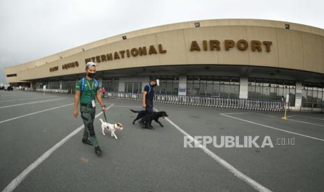 Kasus Harian Menurun, UEA Mulai Cabut Pembatasan . Foto:  Gambar lensa wide-angle menunjukkan unit K-9 di bandara internasional Manila di kota Paranaque, Metro Manila, Filipina, 06 September 2021. Wisatawan inbound dari 10 negara akan diizinkan masuk ke Filipina mulai 6 September, kata juru bicara Presiden. . Badan gugus tugas Covid-19 antarlembaga pemerintah mencabut pembatasan perjalanan saat ini dari India, Pakistan, Bangladesh, Sri Lanka, Nepal, UEA, Oman, Thailand, Malaysia, dan Indonesia.