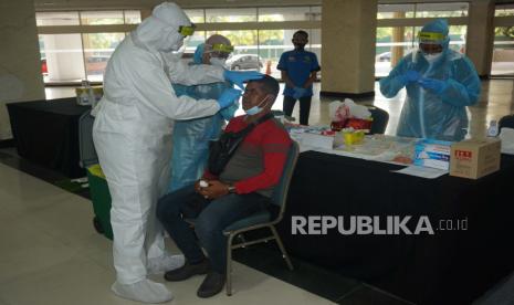 Seorang pekerja migran Indonesia (PMI) mengikuti tes usap (swab test) PCR COVID-19 di Gedung PWTC, Kuala Lumpur, Malaysia, Kamis (18/2/2021). Badan Perwakilan KNPI Malaysia dan Pantai Hospital memfasilitasi tes usap tersebut kepada 60 orang PMI yang akan melakukan penerbangan menuju Medan pada Sabtu (20/2) lusa.