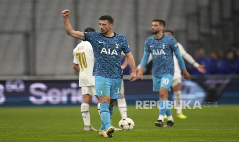 Clement Lenglet (kiri).