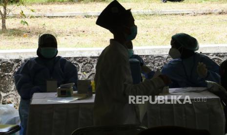 Vaksinasi massal Covid-19 di Gunungkidul, Yogyakarta, Rabu (6/10). Sebanyak 1.850 dosis vaksin Covid-19 Sinovac disiapkan untuk vaksin wisata yang berkerja sama dengan tiket.com. Selain untuk pelaku wisata, vaksinasi ini juga untuk pelajar dan santri. Vaksinasi ini diadakan untuk menyisir bagian tepi Yogyakarta. Diharapkan bisa meningkatkan capaian vaksinasi di pelosok yang saat ini masih kurang.