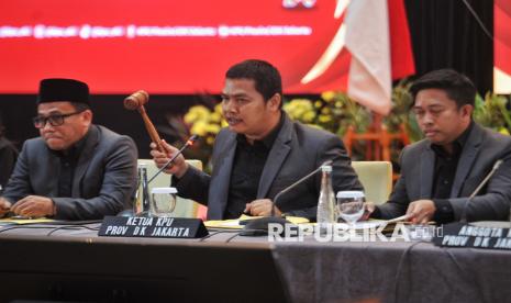 Ketua KPU DKI Wahyu Dinata (tengah) didampingi komisioner KPU DKI Jakarta lainnya saat memimpin rapat pleno terbuka rekapitulasi hasil penghitungan perolehan suara dalam Pilkada serentak tahun 2024 di Provinsi DKI Jakarta, Sabtu (7/12/2024). KPU DKI Jakarta menggelar rapat pleno terbuka rekapitulasi penghitungan perolehan suara dan penetapan hasil Pilgub DKI Jakarta 2024 dan akan diumumkan hasil rekapitulasi paling lambat pada 16 Desember mendatang.