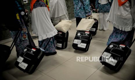 Ilustrasi. Calon jamaah haji saat bersiap menaiki pesawat di Terminal 2F Bandara Soekarno Hatta, Tangerang, Banten, Sabtu (4/6/2022).  Penyalahgunaan Visa Haji Diperketat, Keberangkatan 14 Calon Jamaah Digagalkan