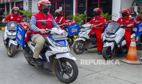 Manager Communication Relation & CSR Pertamina Patra Niaga Regional Jawa Bagian Barat Eko Kristiawan (kedua kiri) bersama Satuan Tugas Ramadan dan Idul Fitri (Satgas Rafi) 2023.