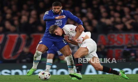  Pemain Milan Charles De Ketelaere (kanan) beraksi melawan pemain Chelsea Ruben Loftus-Cheek (kiri) selama pertandingan sepak bola grup E Liga Champions UEFA antara Chelsea FC dan AC Milan di London, Inggris, Kamis (6/10/2022) dini hari WIB. 