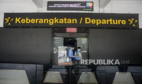 Petugas saat beraktivitas di Bandara Halim Perdanakusuma, Jakarta, Rabu (26/1/2022). Bandara Halim Perdanakusuma ditutup sementara mulai hari ini selama 3,5 bulan dalam rangka revitalisasi. Selama masa revitalisasi operasional penerbangan dialihkan ke lima bandara yaitu Soekarno Hatta, Husein Sastranegara, Kertajati, Pondok Cabe dan Budiarto  