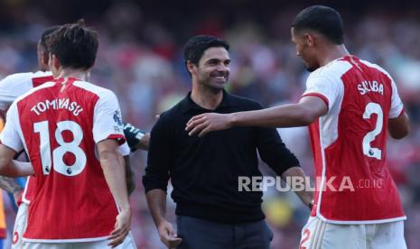 Pelatih Arsenal Mikel Arteta (C) merayakan kemenangan atas Manchester United dalam lanjutan Liga Primer Inggris.