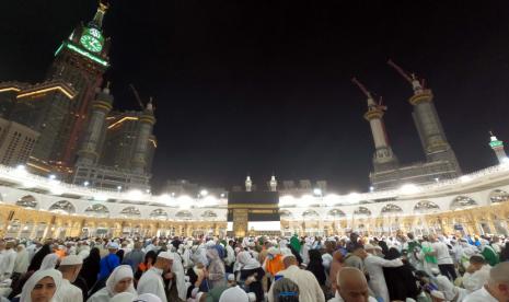 Jamaah haji melakukan tawaf.