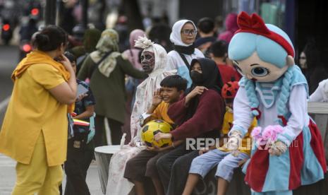 Sejumlah warga tidak mengenakan masker beraktivitas di Jalan Asia Afrika, Kota Bandung, Rabu (18/5/2022). Satuan Tugas (Satgas) Penanganan Covid-19 memastikan Indonesia resmi masuk masa transisi dari pandemi menjadi endemi Covid-19. Kondisi itu ditandai dengan sejumlah relaksasi aktivitas masyarakat dan protokol kesehatan Covid-19 seperti penghapusan kebijakan pemeriksaan PCR atau antigen bagi pelaku perjalanan, serta memperbolehkan masyarakat untuk tidak memakai masker di ruang terbuka. Foto: Republika/Abdan Syakura