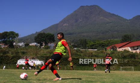 Pesepakbola Persipura mengikuti pemusatan latihan di lapangan Agrokusuma, Batu, Jawa Timur, Kamis (27/8/2020). Pemusatan latihan sebagai persiapan menghadapi Kompetisi Liga 1 tersebut diadakan selama sebelas hari dengan menerapan protokol kesehatan. 