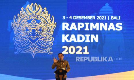 Presiden Joko Widodo menyampaikan sambutan saat pembukaan Rapat Pimpinan Nasional (Rapimnas) Kamar Dagang dan Industri (Kadin) Indonesia 2021 di Nusa Dua, Badung, Bali, Jumat (3/12/2021). Kegiatan yang diikuti sekitar 1.200 peserta tersebut merupakan forum komunikasi jajaran pimpinan dan pengurus Kadin se-Indonesia yang diharapkan dapat berkontribusi dalam upaya pemulihan dan pertumbuhan ekonomi nasional. 