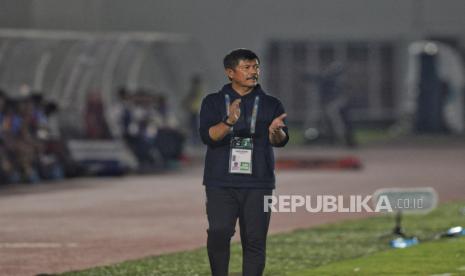 Pelatih Timnas Indonesia U-20 Indra Sjafri saat pertandingan melawan Timnas Timor Leste U-20 pada laga Grup F Kualifikasi Piala Asia U-20 2025 di Stadion Madya, Senayan, Jakarta , Jumat (27/9/2024). Garuda Muda berhasil menang dengan Skor 3-1.