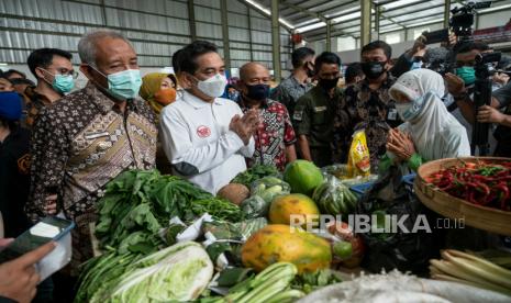 Menteri Perdagangan Agus Suparmanto (kedua kiri) bersama Bupati Sleman Sri Purnomo (kiri) berbincang dengan pedagang di Pasar Gentan, Sleman, DI Yogyakarta, Kamis (2/7/2020). Dalam kunjungannya, Agus Suparmanto memastikan penerapan protokol kesehatan untuk meminimalisir penularan COVID-19 serta meresmikan Pasar Gentan. 