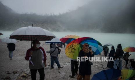 Wisatawan beraktivitas di kawasan wisata alam Kawah Putih, Ciwidey, Kabupaten Bandung, Jawa Bara.