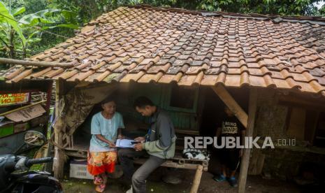 Petugas melakukan pendataan Registrasi Sosial Ekonomi (Regsosek) di Rangkasbitung, Lebak, Banten, Ahad (6/11/2022). Pendataan Regsosek oleh Badan Pusat Statistik (BPS) tersebut sebagai upaya peningkatan pelayanan pemerintah untuk membangun data kependudukan tunggal yang terdiri dari kondisi sosial, ekonomi dan tingkat kesejahteraan masyarakat yang dilaksanakan secara serentak di seluruh Indonesia hingga 14 November 2022. 