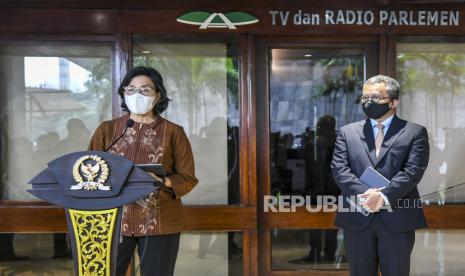 Menteri Keuangan Sri Mulyani (kiri). Pemerintah tidak memasukkan program Bantuan Sosial Tunai dalam rencana keuangan negara tahun 2022.