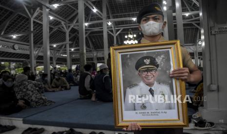 Pelayat memegang foto Wali Kota Bandung Oded M Danial saat melayat di rumah duka di Pendopo Kota Bandung, Jalan Dalem Kaum, Kota Bandung, Jumat (10/12). Wali Kota Bandung Oded M Danial meninggal dunia pada Jumat (10/12) pukul 11.55 WIB diduga akibat serangan jantung saat hendak menjadi khotib Sholat Jumat di Masjid Mujahidin Bandung. Foto: Republika/Abdan Syakura