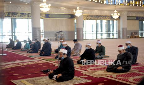 Warga menunaikan shalat jumat berjamaah dengan format jarak Sosial (Social Distancing) di Masjid Negara Kuala Lumpur, Malaysia, Jumat (15/5/2020). Setelah lebih kurang dua bulan, masjid mulai dibuka kembali dengan jumlah jamaah maksimal 30 orang guna mengantisipasi penyebaran virus Corona (COVID-19)