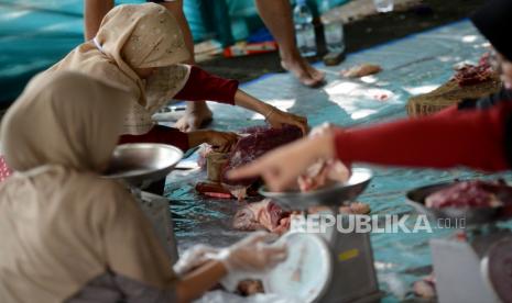 Panitia memotong daging kurban di Masjid Raya Pondok Indah, Jakarta, Kamis (29/6/2023). 