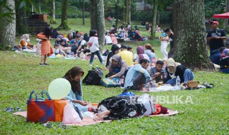 Pengunjung beristirahat di Kebun Binatang Bandung atau Bandung Zoological Garden, Jalan Tamansari, Kota Bandung, Ahad (16/5). Dengan membludaknya pengunjung, Kebun Binatang Bandung melakukan buka tutup pintu masuk dan protokol kesehatan secara ketat.