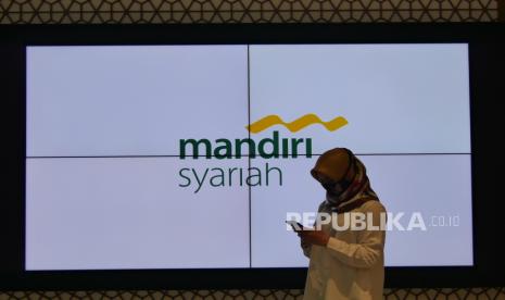 Seorang nasabah tengah mengaskses ponsel di digital  branch Mandiri Syariah Thamrin (ilustrasi). PT Bank Syariah Mandiri (Mandiri Syariah) berhasil meraih laba bersih perusahaan sebesar Rp 1,43 triliun per Desember 2020.