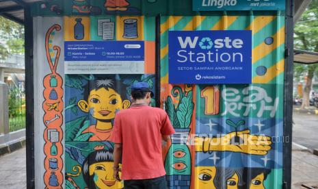 Pekerja beraktivitas di Waste Station, Jakarta, Rabu (30/1/2024).