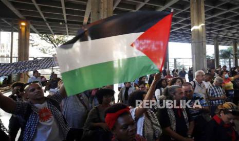 Pemuda Kuba dan pelajar Palestina berpartisipasi dalam aksi solidaritas terhadap rakyat Palestina di Havana, Kuba, 23 Oktober 2023.