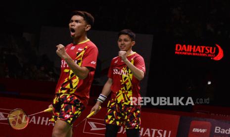 Ekspresi pebulu tangkis ganda putra Indonesia Fajar Alfian/Rian Ardianto seusai berhasil meraih poin saat melawan ganda putra Taiwan Lee Yang/Wang Chi Lin pada babak perempat final Daihatsu Indonesia Master 2022 di Istora Senayan, Jakarta, Jumat (10/6/2022). Pada pertandingan itu Fajar/Rian menang dengan skor 21-15, 21-18 dan melaju ke babak semifinal.