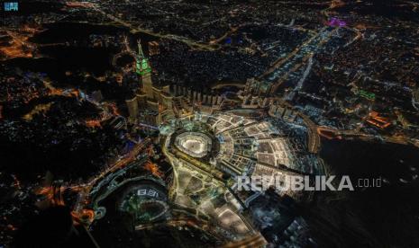 Suasana Kota Makkah dilihat dari udara. Komite Penampakan Bulan Sabit mengumumkan bahwa bulan sabit telah terlihat di Arab Saudi, yang berarti bahwa Kamis adalah hari terakhir puasa Ramadhan.