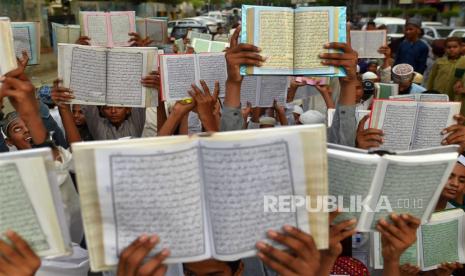 Siswa sekolah Islam Pakistan mengangkat Alquran di jalan saat demonstrasi menentang Swedia di Karachi, Pakistan, (6/7/2023).