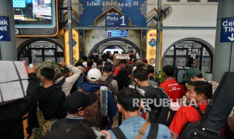 Pemudik memadati area Stasiun Pasar Senen, Jakarta, Sabtu (6/4/2024). KAI mengumumkan sejumlah perubahan jadwal kereta api.