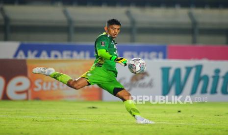 Kiper Persib Fitrul Dwi Rustapa pada laga Grup C Piala Presiden antara Bhayangkara FC melawan Persib Bandung di Stadion Si Jalak Harupat, Soreang, Jumat (17/6/2022). Persib Bandung berhasil meraih poin penuh dengan skor 0-1.