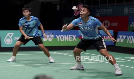 Apriyani Rahayu, kanan, dan Siti Fadia Silva Ramadhanti dari Indonesia melakukan pukulan melawan Kim So Yeong dan Kong Hee Yong dari Korea Selatan selama pertandingan perempat final ganda putri di turnamen bulu tangkis Malaysia Open di Bukit Jalil Axiata Arena di Kuala Lumpur, Malaysia, Jumat, Jan .13, 2023. Pada babak semifinal hari ini, Siti Fadia mengalami cedera kaki hingga harus dibawa keluar lapangan menggunakan kursi roda. (ilustrasi)