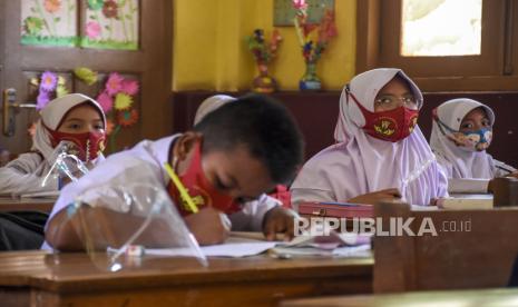 Sejumlah murid mengikuti kegiatan belajar mengajar saat pembelajaran tatap muka (PTM) di SDN Tegalpanjang 1, Wanaraja, Kabupaten Garut, Kamis (2/9). Sejumlah SD, SMP dan SMA di Kabupaten Garut kembali menggelar pembelajaran tatap muka dengan membatasi jumlah murid yang hadir menjadi 50 persen dari kapasitas dan menerapkan protokol kesehatan pencegahan Covid-19 secara ketat. Foto: Republika/Abdan Syakura