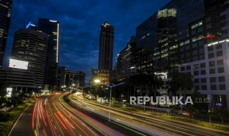 Sejumlah kendaraan melintas di kawasan Sudirman, Jakarta, Selasa (29/12). Direktorat Lalu Lintas Polda Metro Jaya berencana menutup ruas Jalan Jenderal Sudirman hingga Jalan MH Thamrin bagi kendaraan dan manusia pada saat malam tahun baru 2021 untuk mengantisipasi penyebaran virus Corona (Covid-19).