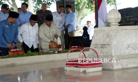 Capres Nomor urut 2 Prabowo Subianto (depan kanan) bersama Ketua Umum Partai Demokrat Agus Harimurti Yudhoyono (depan kiri) dan Ketua DPD Partai Gerinda Jatim Anwar Sadad (depan tengah) menabur bunga di pusara saat berziarah ke Makam Presiden Soekarno di Blitar, Jawa Timur, MInggu (17/12/2023). Selain berziarah, Prabowo juga melakukan deklarasi dengan gerakan masyarakat perhutanan sosial indonesia di GOR Soekarno-Hatta.